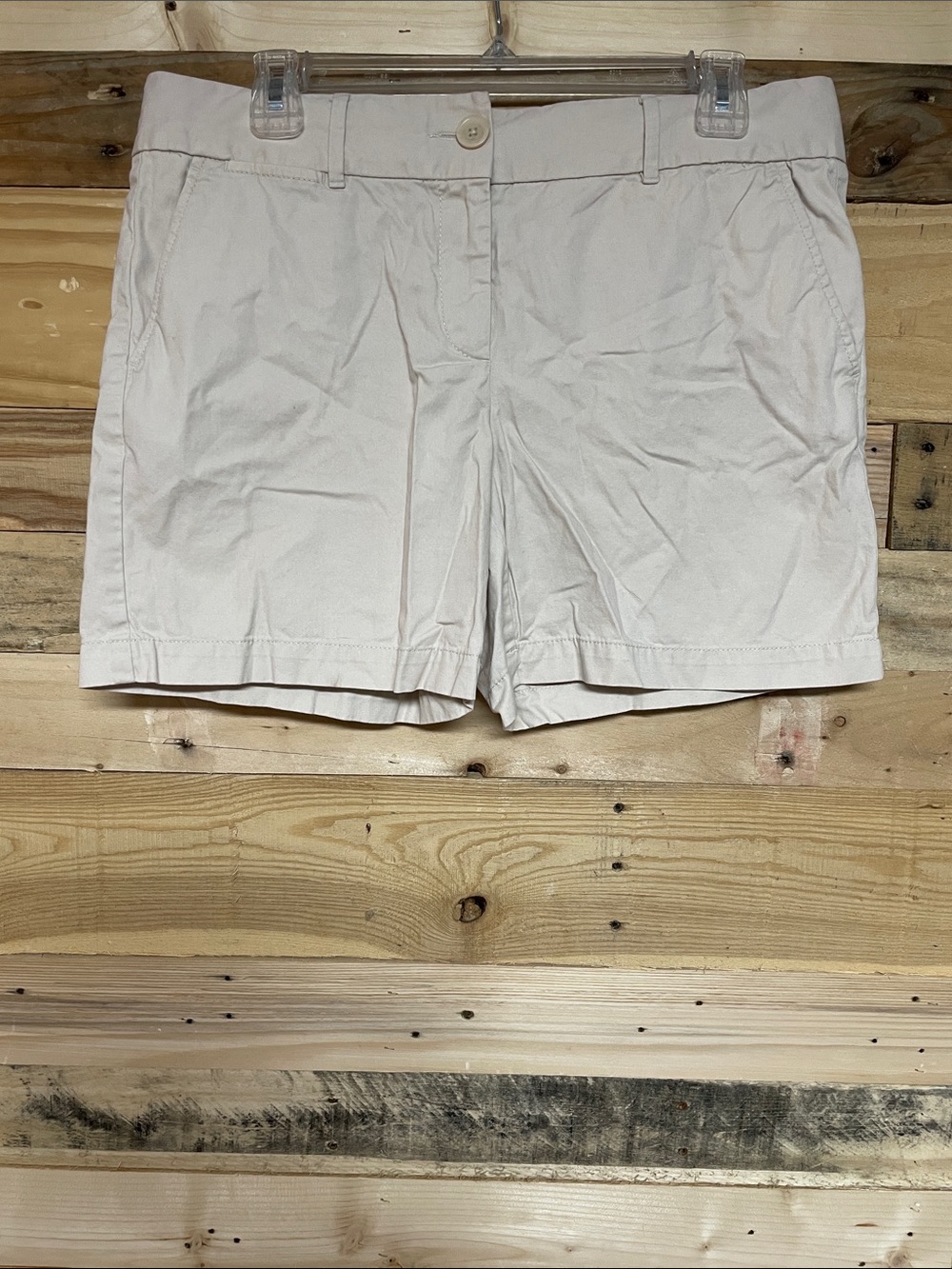Loft size 6 Cream Colored Mid-rise 6” Inseam The Riviera Shorts with Pockets